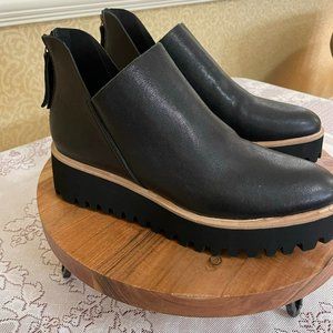 All Black Flatform Tread Shootie Sz 40.5/9.5
